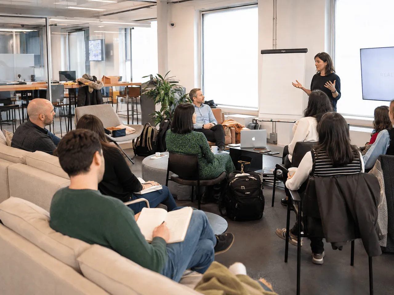 groupe d’assistants RH qui se forment à la gestion des compétences en entreprise