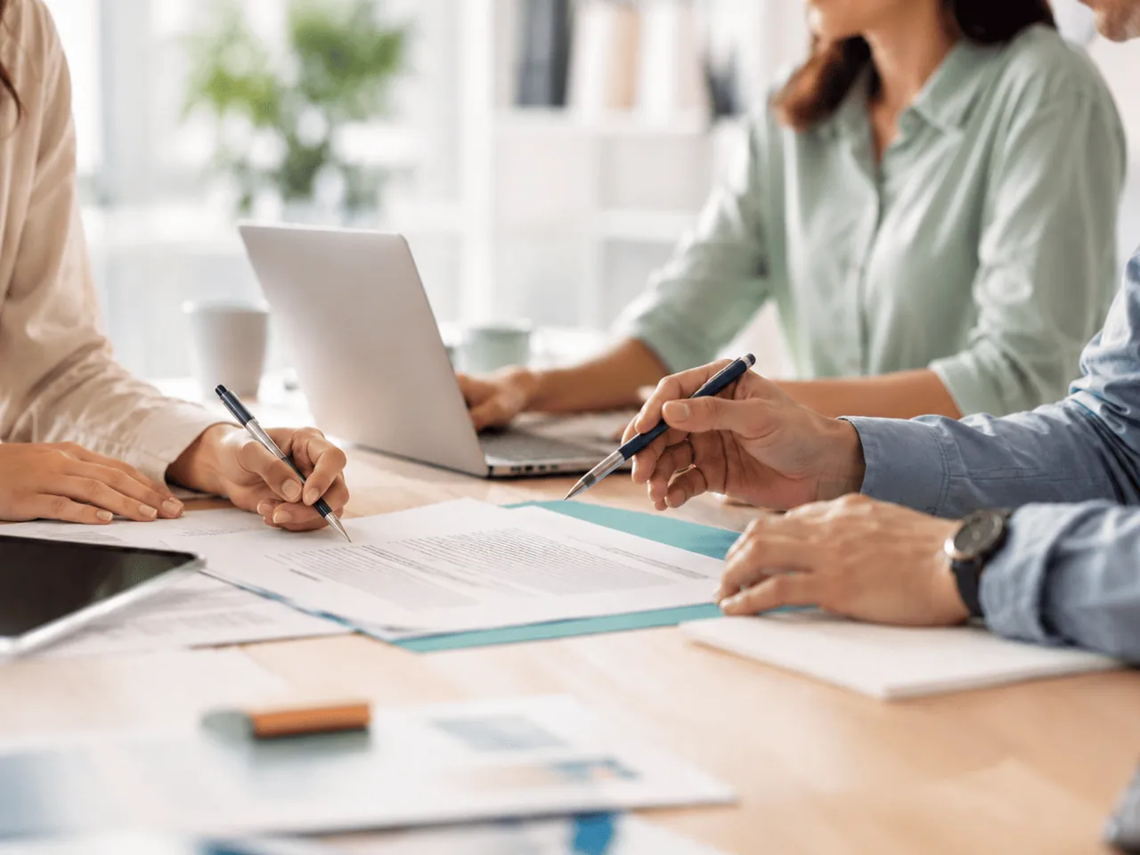groupe de travail qui se forme aux contrats de travail