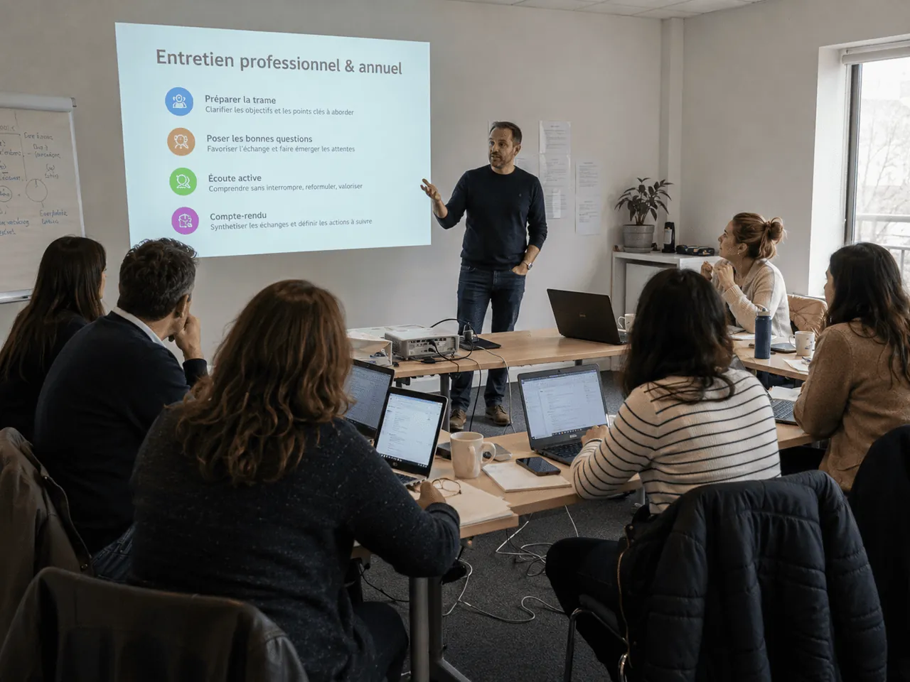 groupe en formation pour acquérir des compétences en entretien RH